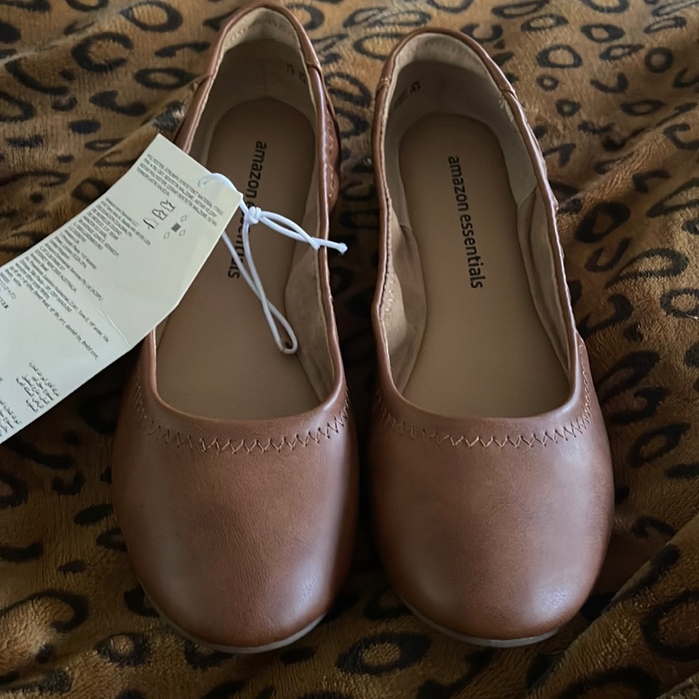 Amazon Essentials flat shoe in a size 7 1/2 tan/ brownish color.